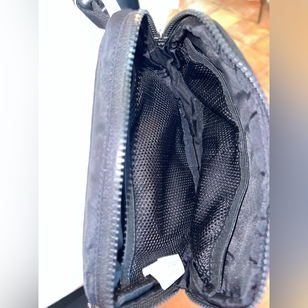 Lululemon athletica Crossbody Bag black like new UNISEX - Picture 3 of 3